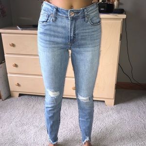 Iight wash ripped blue skinny jeans